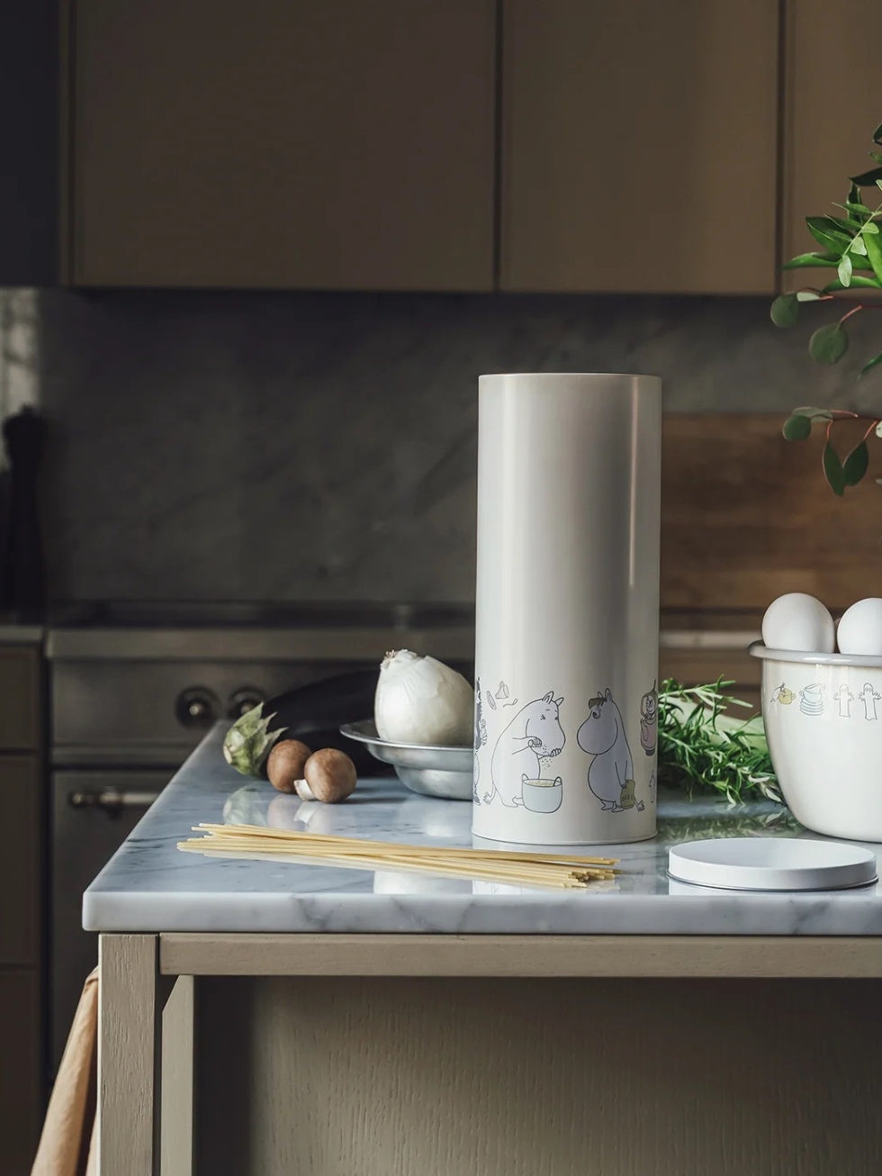 Moomin Spaghettidose Bon Appétit von Muurla, hohe dekorative Vorratsdose aus Metall mit liebevollem Moomin-Motiv und passendem Deckel, 27 cm hoch und 11 cm Durchmesser in der Küche