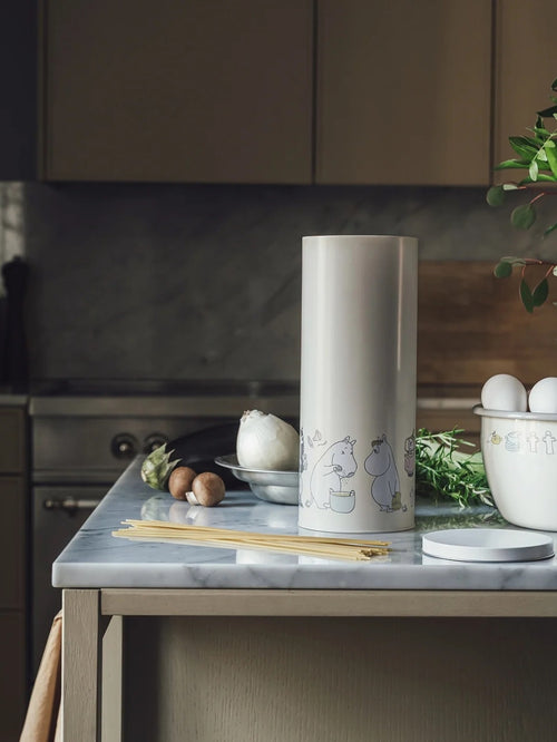 Moomin Spaghettidose Bon Appétit von Muurla, hohe dekorative Vorratsdose aus Metall mit liebevollem Moomin-Motiv und passendem Deckel, 27 cm hoch und 11 cm Durchmesser in der Küche