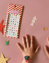 Laden Sie das Bild in den Galerie-Viewer, Weihnachtliche Rockahula Nagelsticker Jolly Christmas mit festlichen Motiven wie Schneemännern, Sternen und Tannenbäumen – bunt, fröhlich und kinderleicht anzuwenden.
