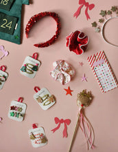 Laden Sie das Bild in den Galerie-Viewer, Weihnachtliche Rockahula Nagelsticker Jolly Christmas mit festlichen Motiven wie Schneemännern, Sternen und Tannenbäumen – bunt, fröhlich und kinderleicht anzuwenden.
