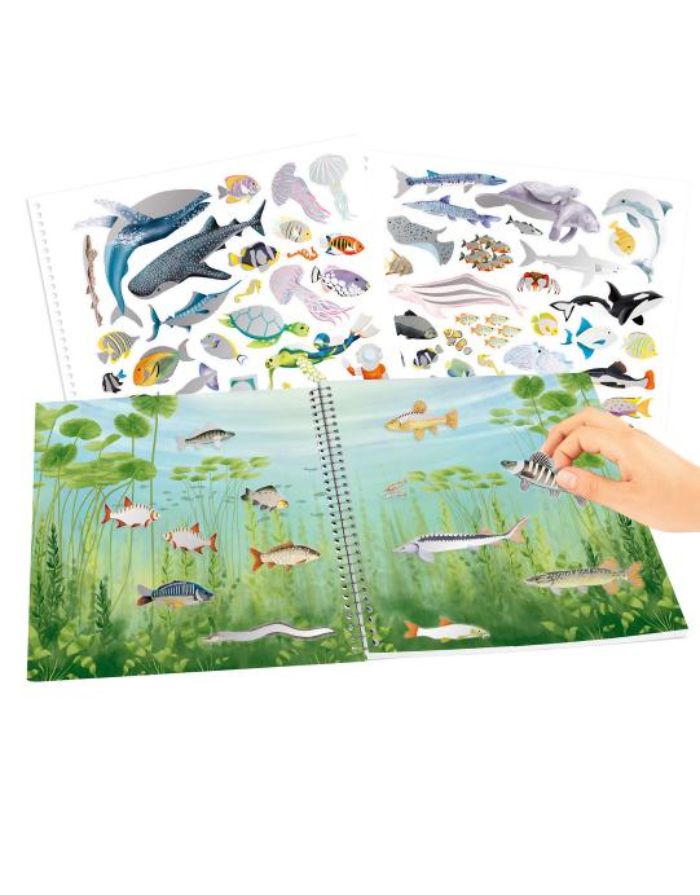 Dino World Unterwasser Stickerbuch mit 16 Hintergrundseiten, Glitzer- und Papierstickern sowie Cover in Taucherbrillen-Optik.