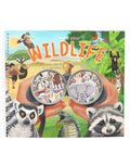 Dino World Create Your Wild Life Stickerbuch mit 16 Wildnis-Hintergrundseiten sowie Folien-, Flock- und Papierstickern mit Tiermotiven.