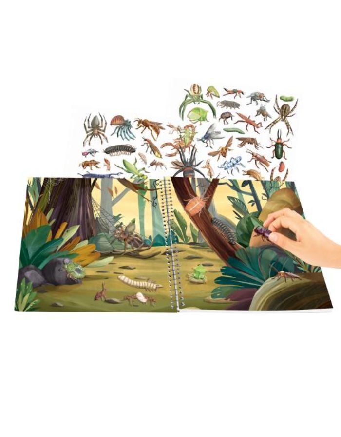Dino World Explorer Stickerworld mit 16 Insekten-Hintergrundseiten, Relief-Folienstickern und lupenförmiger Aussparung im Cover.