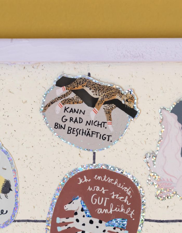 Glitzersticker von Liesels Wicht mit liebevollem Motiv und motivierender Botschaft für Kinder auf glänzendem Glitzervinyl auf einer Wand.