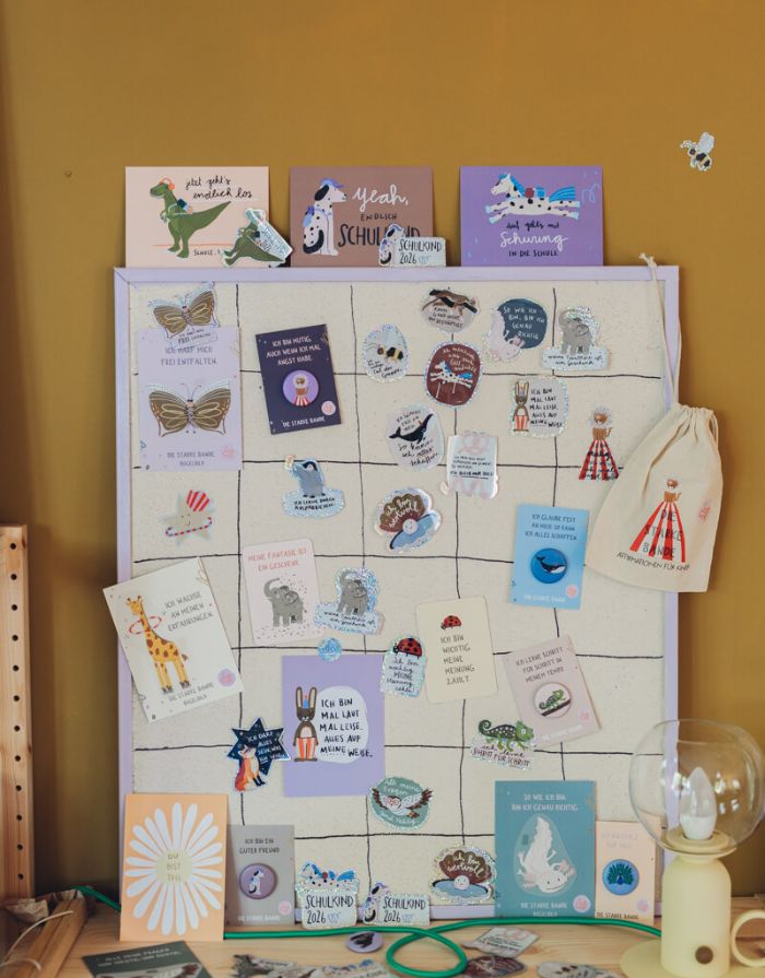 Glitzersticker von Liesels Wicht mit liebevollem Motiv und motivierender Botschaft für Kinder auf glänzendem Glitzervinyl vor einer Wand.