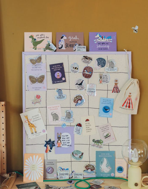 Glitzersticker von Liesels Wicht mit liebevollem Motiv und motivierender Botschaft für Kinder auf glänzendem Glitzervinyl vor einer Wand.