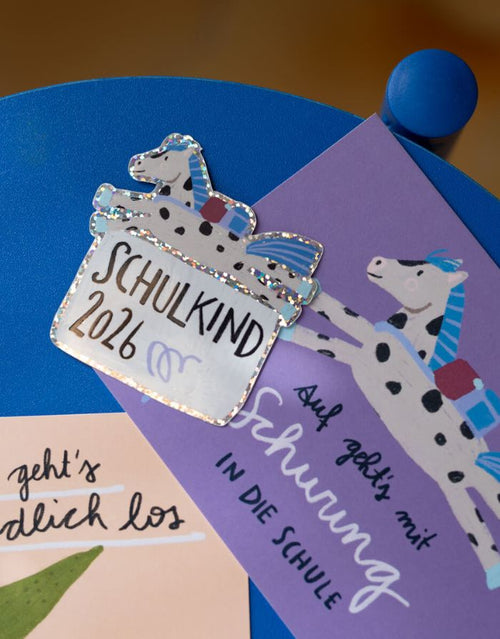 Glitzersticker von Liesels Wicht mit liebevollem Motiv und motivierender Botschaft für Kinder auf glänzendem Glitzervinyl neben einer Karte.