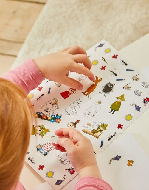  Moomin Sticker von Barbo Toys mit vier Stickerbögen zum Basteln, Dekorieren und kreativen Gestalten mit den Moomins mit einem Kind