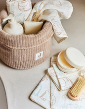 Laden Sie das Bild in den Galerie-Viewer, Jollein Pflegekörbchen „Cloudy Rib“ in Milky Coffee – weiches Aufbewahrungskörbchen aus Rippstoff, ideal für Windeln und Pflegeartikel auf der Wickelkommode.

