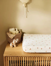 Laden Sie das Bild in den Galerie-Viewer, Jollein Pflegekörbchen „Cloudy Rib“ in Milky Coffee – weiches Aufbewahrungskörbchen aus Rippstoff, ideal für Windeln und Pflegeartikel auf der Wickelkommode.
