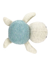 Laden Sie das Bild in den Galerie-Viewer,  Baby Rassel Schildkröte hellblau aus Bio-Baumwolle von Ava &amp; Yves
