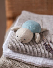 Laden Sie das Bild in den Galerie-Viewer,  Baby Rassel Schildkröte hellblau aus Bio-Baumwolle von Ava &amp; Yves
