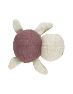 Ava und Yves Babyrassel Schildkröte Malve – Bio-Baumwollstrick mit recycelter Polyesterfüllung, ca. 10 × 8 cm, für Babys ab 3 Monaten.