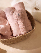 Laden Sie das Bild in den Galerie-Viewer, Jollein Rassel „Teddy Bear“ – weiche Stoffrassel mit Teddykopf und integriertem Glöckchen, CE-zertifiziert, ideal für kleine Babyhände.
