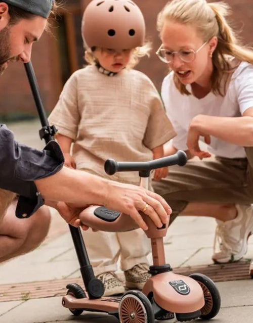  Scoot & Ride Highwaykick 1 Push and Go Mocha mit Eltern-Schiebestange als 2-in-1 Kinderroller für Kleinkinder.