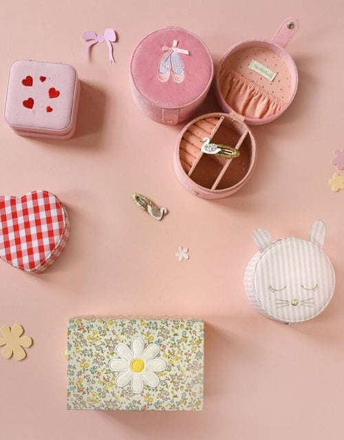 Runde Rockahula Kids Schmuckdose im Hasen-Design mit rosafarbenen Streifen, goldgesticktem Bunny-Gesicht und Schlappohren