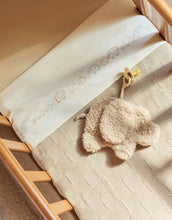 Laden Sie das Bild in den Galerie-Viewer, Jollein Schmusetuch „Elephant Tales“ – weiches Kuscheltuch in Elefantenform, Sandfarbe, mit Schnullerschlaufe und Knoten, handwaschbar, sanft zur Babyhaut.
