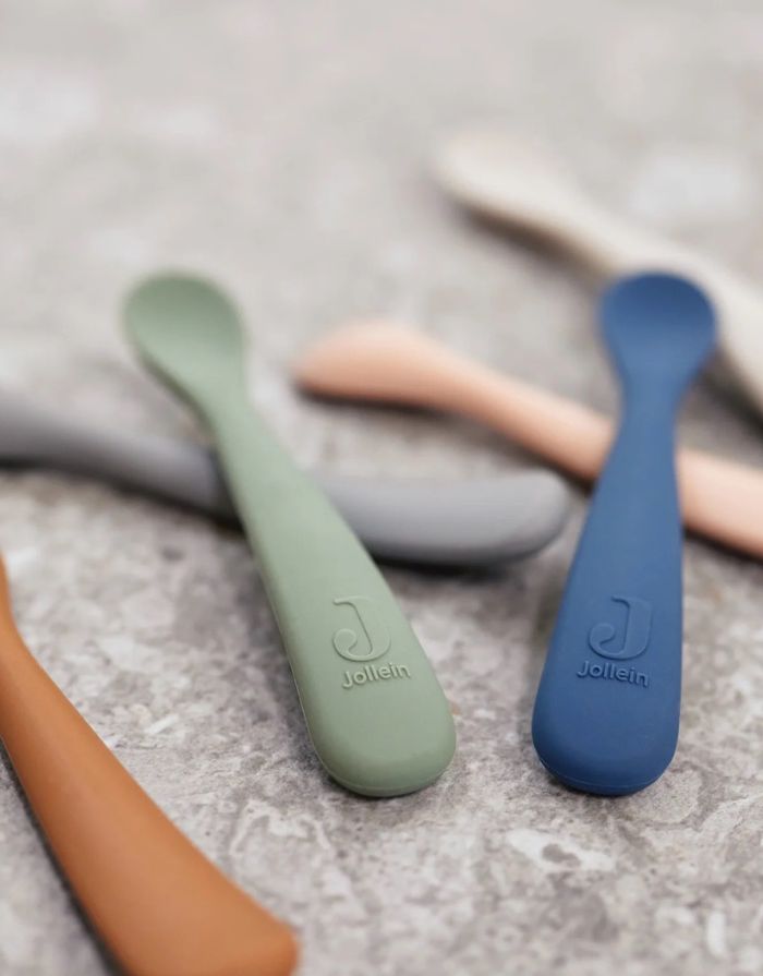 Jollein Silikonlöffel (2 Stück) in der Farbe Ash Green – weiche, hitzebeständige Babylöffel aus Silikon, ideal zum Füttern und für erste Essversuche.