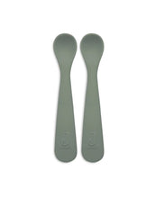 Laden Sie das Bild in den Galerie-Viewer, Jollein Silikonlöffel (2 Stück) in der Farbe Ash Green – weiche, hitzebeständige Babylöffel aus Silikon, ideal zum Füttern und für erste Essversuche.
