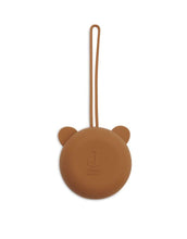Laden Sie das Bild in den Galerie-Viewer, Jollein Silikon-Schnulleretui Ø 7 cm in der Farbe Caramel – rundes, BPA-freies Etui mit Schlaufe zum sicheren Aufbewahren des Schnullers unterwegs.
