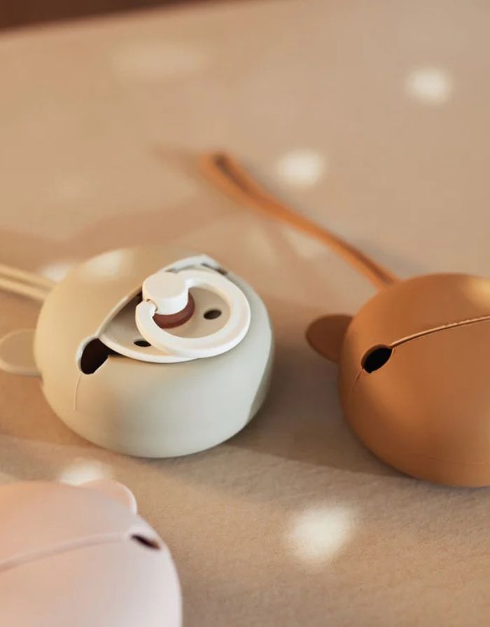 Jollein Silikon-Schnulleretui Ø 7 cm in der Farbe Caramel – rundes, BPA-freies Etui mit Schlaufe zum sicheren Aufbewahren des Schnullers unterwegs.