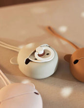 Laden Sie das Bild in den Galerie-Viewer, Jollein Silikon-Schnulleretui Ø 7 cm in der Farbe Wild Rose – rundes, BPA-freies Etui mit Schlaufe zum sicheren Aufbewahren des Schnullers unterwegs.
