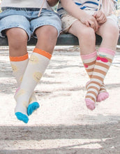 Laden Sie das Bild in den Galerie-Viewer, Kinder Socken 2er-Set mit Sonnen- und Regenbogenmotiv von Rockahula Kids aus Bio-Baumwolle
