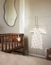 Laden Sie das Bild in den Galerie-Viewer, Jollein Spieluhr „Giraffe“ – weiche Spieluhr in Giraffenform, spielt das Lied „Sleep, dear child, sleep“, CE-zertifiziert.
