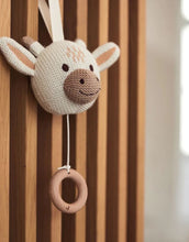 Laden Sie das Bild in den Galerie-Viewer, Jollein Spieluhr „Giraffe“ – weiche Spieluhr in Giraffenform, spielt das Lied „Sleep, dear child, sleep“, CE-zertifiziert.
