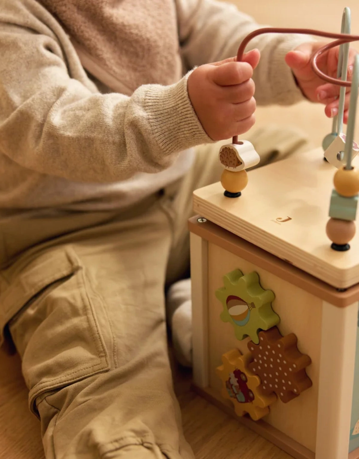 Aktivitäten-Würfel Jollies aus Holz von Jollein mit Formensortierer, Perlenspirale, Zahnrädern und Schiebelabyrinth für Kinder ab 2 Jahren.