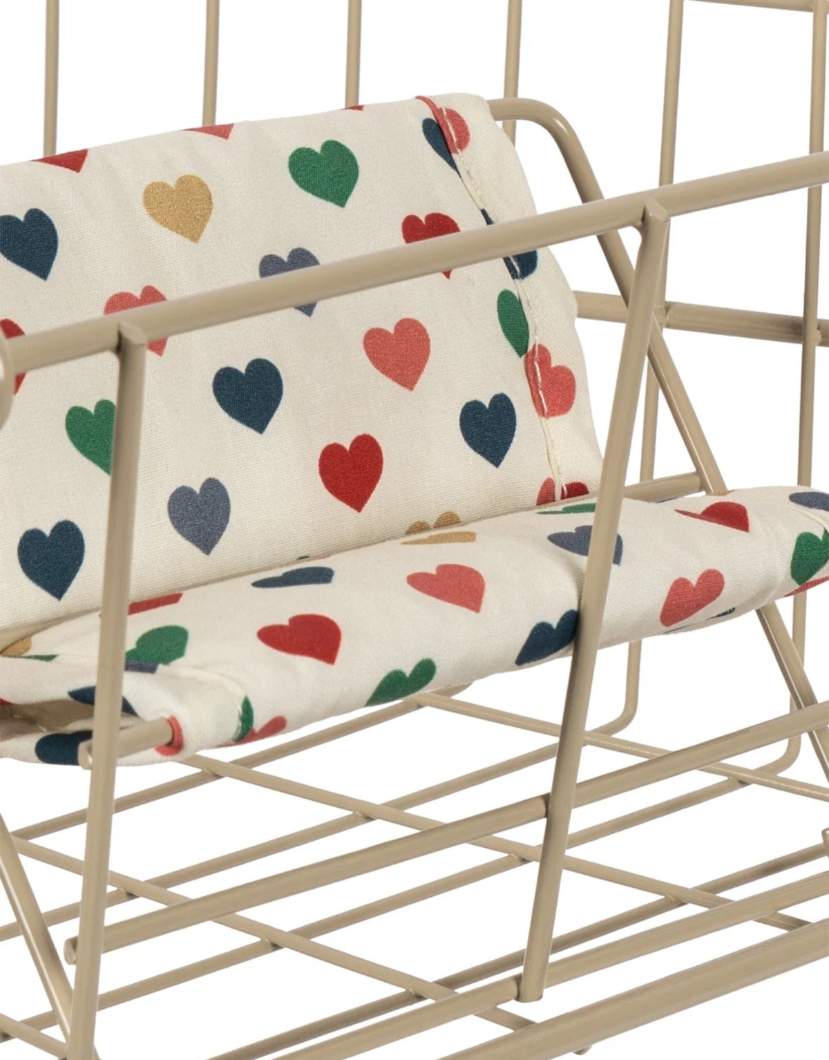 Kinder Einkaufswagen Coeur Coloré von Konges Sløjd mit Herzmuster, Stoffkorb und schwenkbaren Vorderrädern für Kinder ab 3 Jahren.