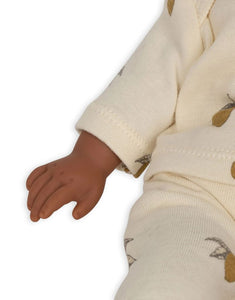 Konges Sløjd Puppe Billie – nachhaltige Spielpuppe aus Vinyl und Bio-Baumwolle mit Schnuller, 31,5 cm hoch.