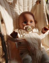 Laden Sie das Bild in den Galerie-Viewer, Konges Sløjd Puppe Billie – nachhaltige Spielpuppe aus Vinyl und Bio-Baumwolle mit Schnuller, 31,5 cm hoch.
