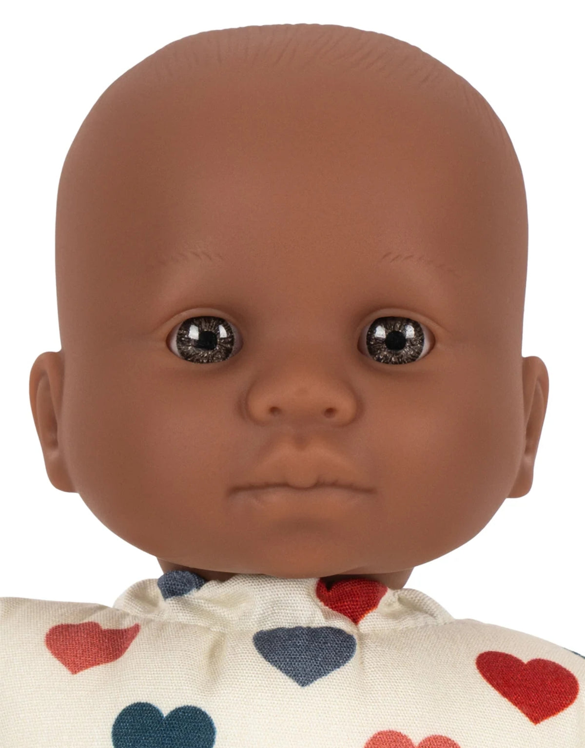 Mini Doll Coeur Coloré von Konges Sløjd, 21 cm große Puppe mit weichem Stoffkörper und liebevoll gestaltetem Puppenkleid, Nahaufnahme Kopf.
