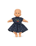 Mini Doll Ditzy Dot von Konges Sløjd, 21 cm große Puppe mit weichem Stoffkörper und liebevoll gestaltetem Puppenkleid im Ditzy Dot Design.