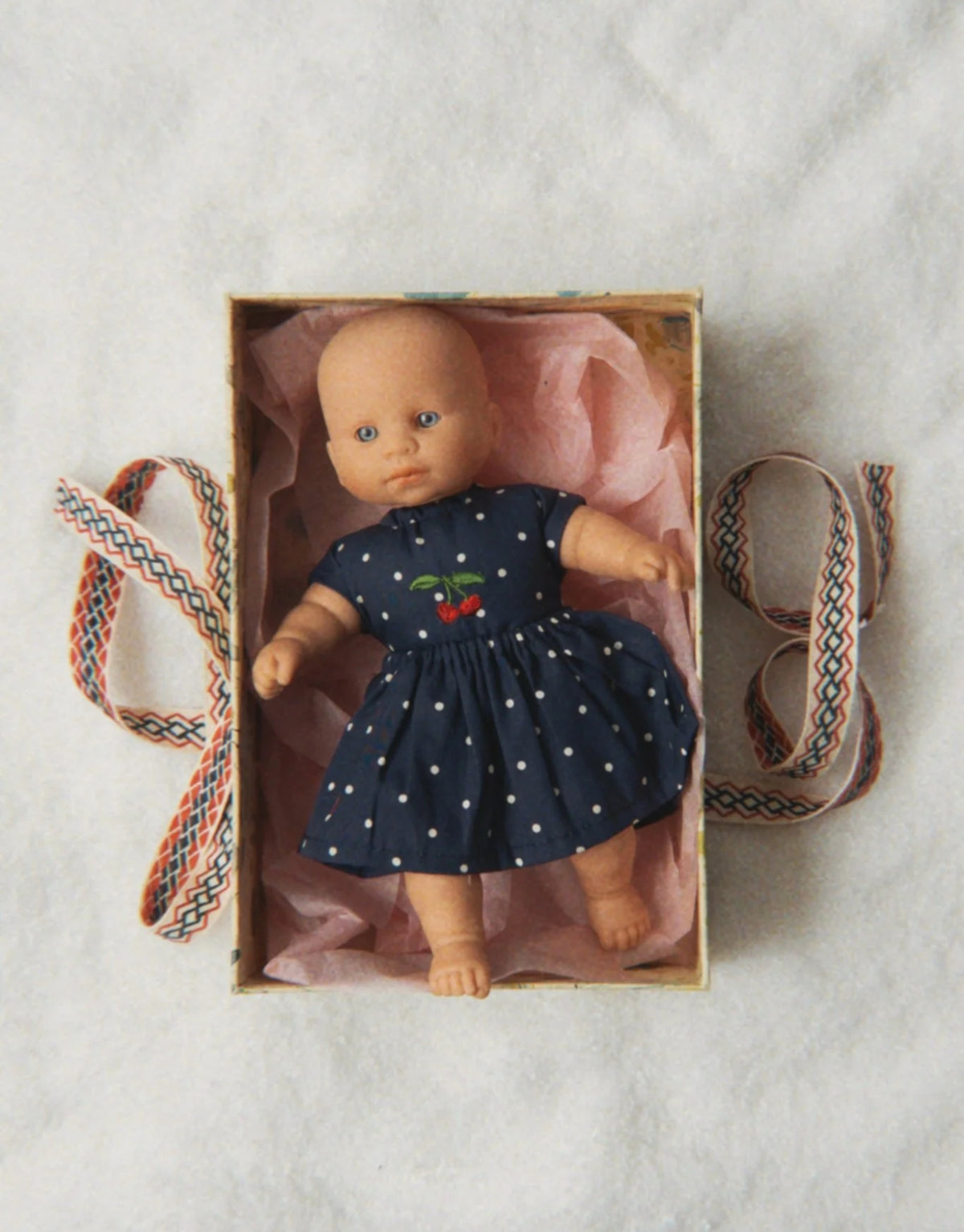 Mini Doll Ditzy Dot von Konges Sløjd, 21 cm große Puppe mit weichem Stoffkörper und liebevoll gestaltetem Puppenkleid im Ditzy Dot Design in Box.