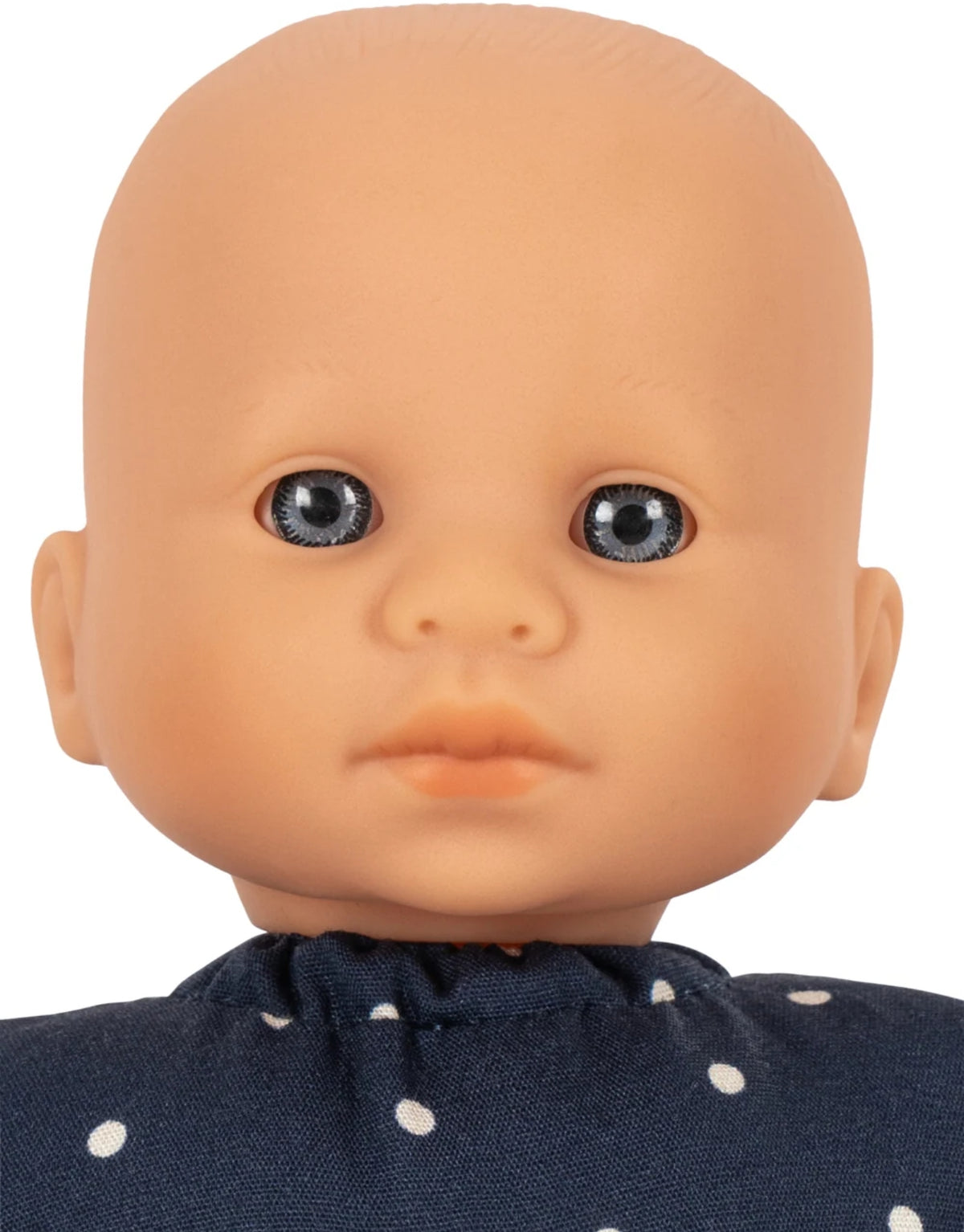 Mini Doll Ditzy Dot von Konges Sløjd, 21 cm große Puppe mit weichem Stoffkörper und liebevoll gestaltetem Puppenkleid im Ditzy Dot Designn Nahaufnahme.