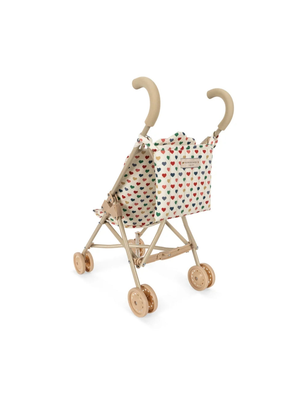  Puppenwagen Coeur Coloré von Konges Sløjd mit Herzmuster, Wagentasche, gepolsterten Griffen und Doppelrädern.