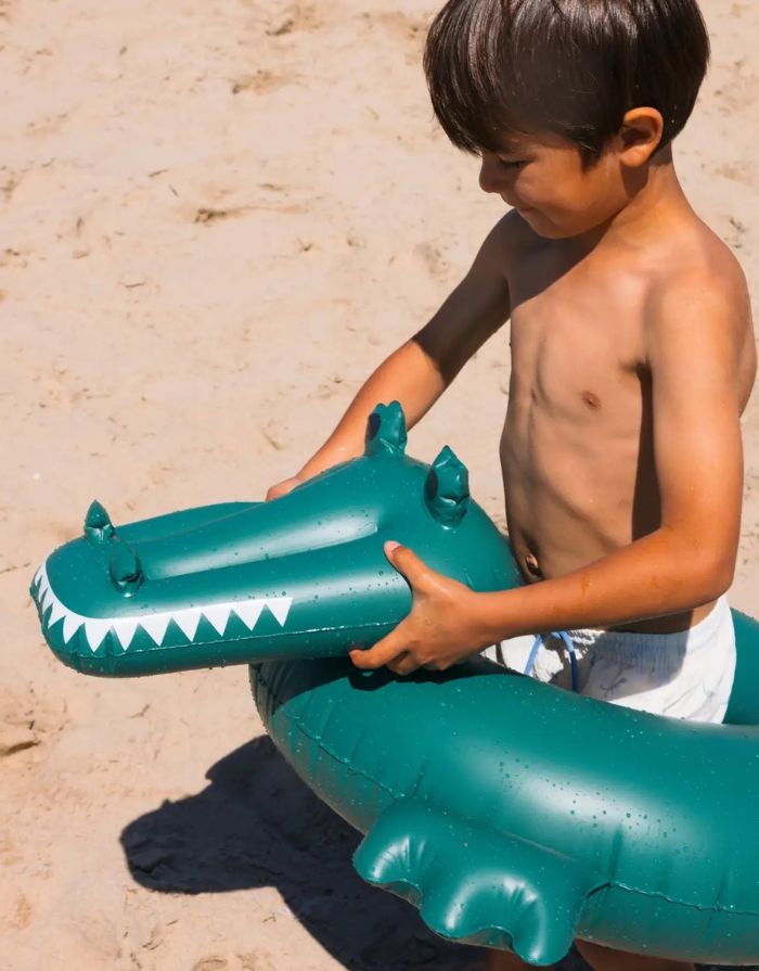 Grüner Krokodil-Schwimmring von Swim Essentials mit 65 cm Durchmesser für Kinder ab 3 Jahren mit Kind