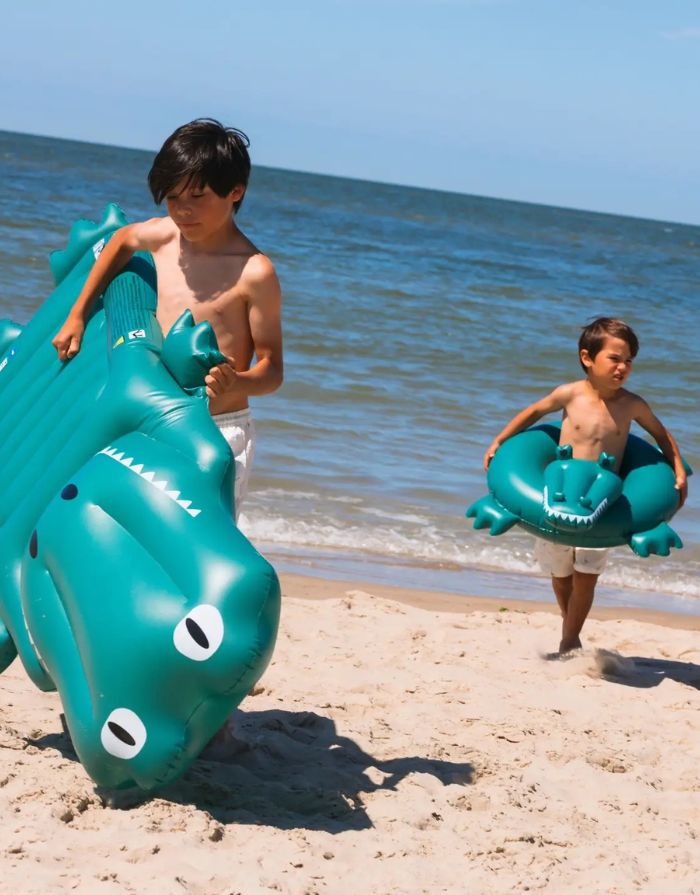 Grüner Krokodil-Schwimmring von Swim Essentials mit 65 cm Durchmesser für Kinder ab 3 Jahren mit Kindern am Strand