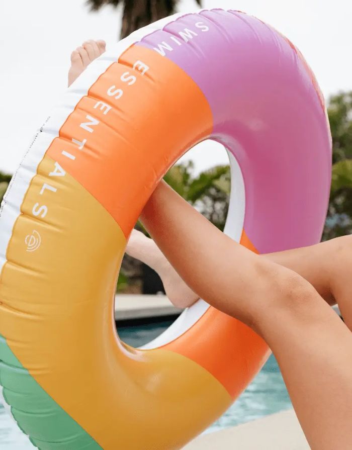 Schwimmring mit 90cm Durchmesser mit bunten Streifen von Swim Essentials von der Seite