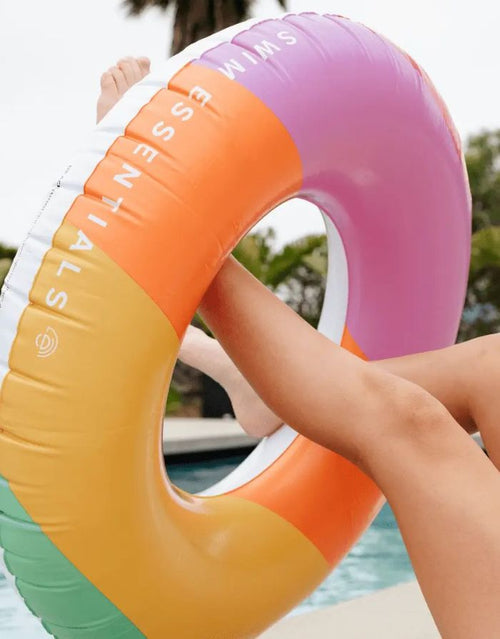 Schwimmring mit 90cm Durchmesser mit bunten Streifen von Swim Essentials von der Seite