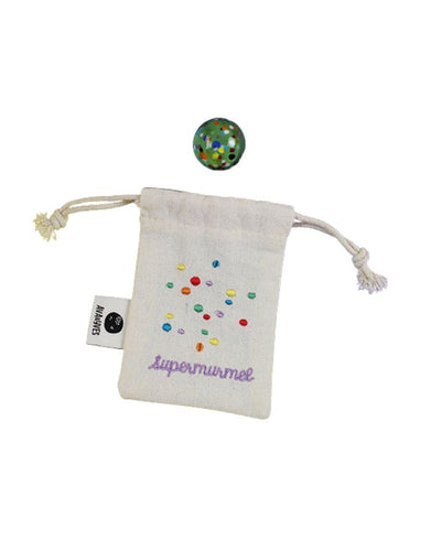 Ava & Yves Supermurmel Grün – Muranoglas-Murmel (25 mm) mit bunten Konfetti-Steinchen im bestickten Stoffbeutel.
