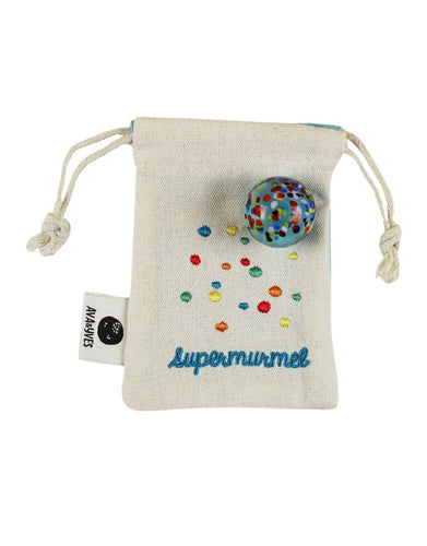 Ava & Yves Supermurmel Hellblau – Muranoglas-Murmel (25 mm) mit bunten Konfetti-Steinchen im bestickten Stoffbeutel.