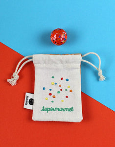 Ava & Yves Supermurmel Orange – Muranoglas-Murmel (25 mm) mit bunten Konfetti-Steinchen im bestickten Stoffbeutel.