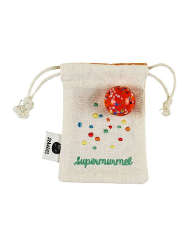 Ava & Yves Supermurmel Orange – Muranoglas-Murmel (25 mm) mit bunten Konfetti-Steinchen im bestickten Stoffbeutel.