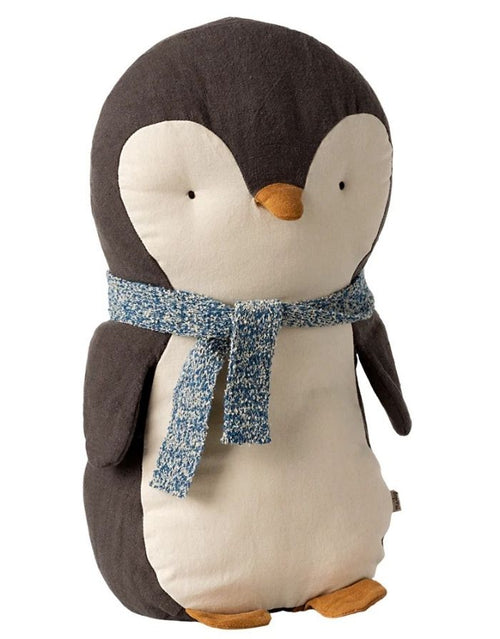 Maileg Pinguin Medium aus Leinen und Baumwolle mit warmem Schal und weicher Füllung.