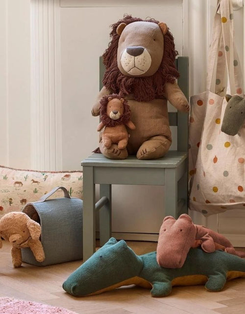 Maileg Safari Friends Löwe Gross Kuscheltier aus Leinen und Baumwolle, 43 cm großer Löwe mit Mähne für Kinder und Babys