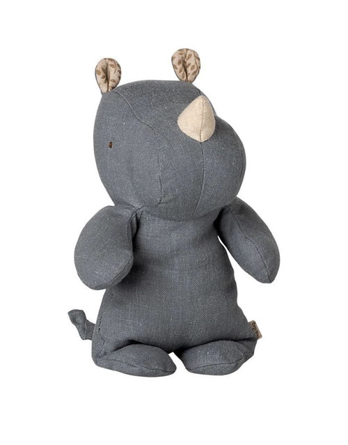 Kleines Maileg Nashorn in Staubblau aus der Safari Friends Kollektion aus weichem Stoff zum Kuscheln.