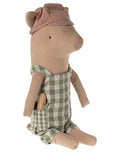 Maileg Schwein Junge mit Latzhose und Hut aus weichen Naturmaterialien.